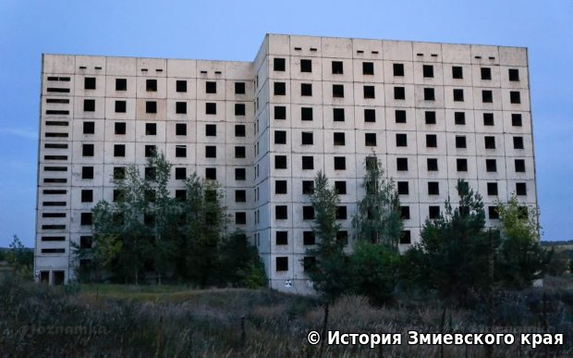 Заброшенное здание в посёлке энергетиков