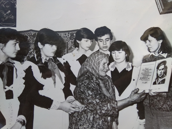 Учні Зідьківської ЗОШ з матір’ю Г. І. Ковтуна (25.09.1983)