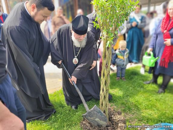 Посадка дерева епископом Иоанном на территории храма Христа Спасителя,